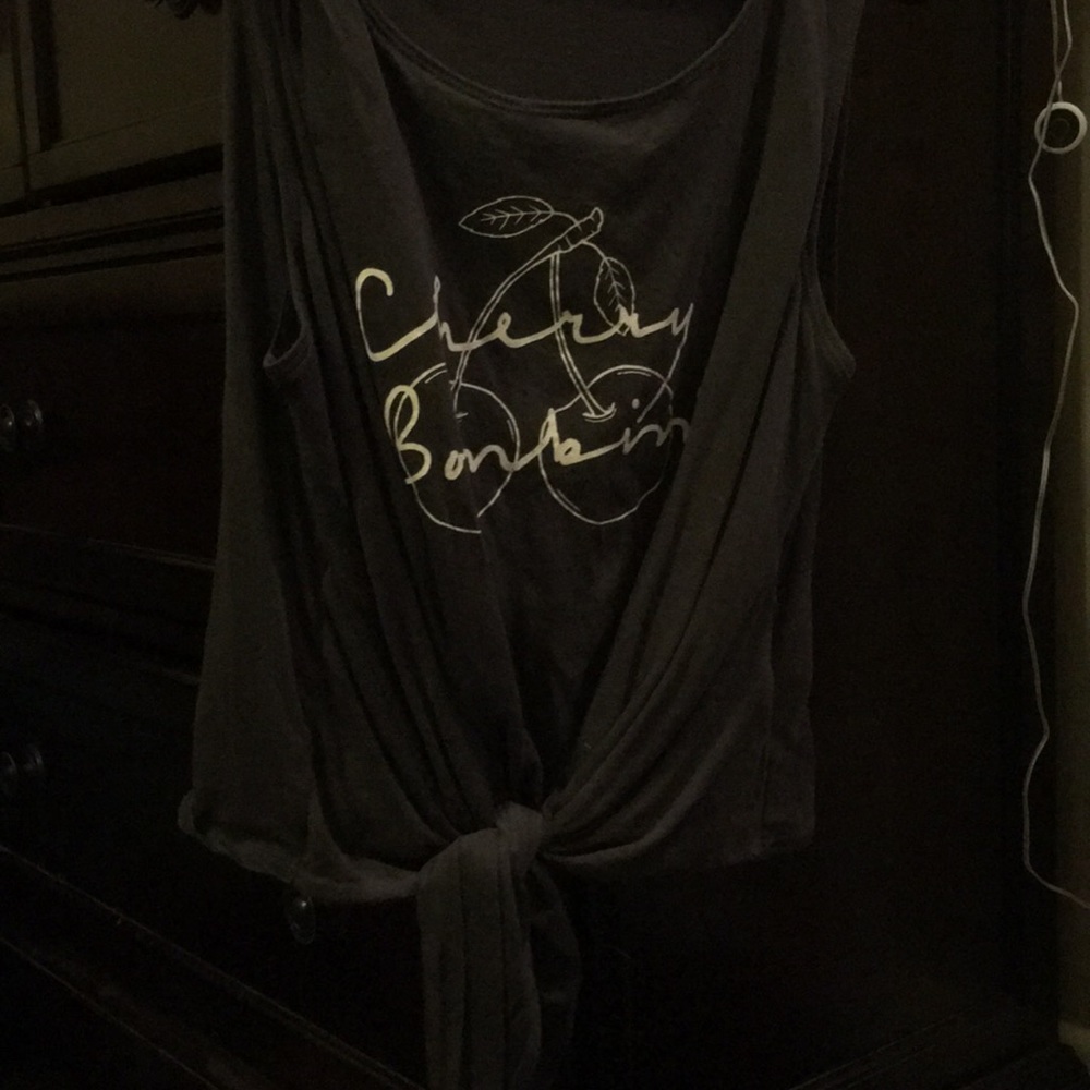 Cute gray sleeveless tied printed top! SIZE S.